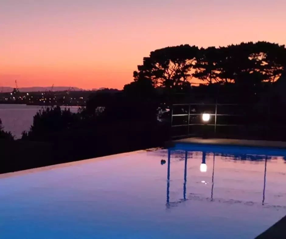 La construction d'une piscine à débordement en Bretagne par notre équipe représente un mariage élégant entre esthétisme, luxe et environnement océanique, créant ainsi un attrait visuel unique.