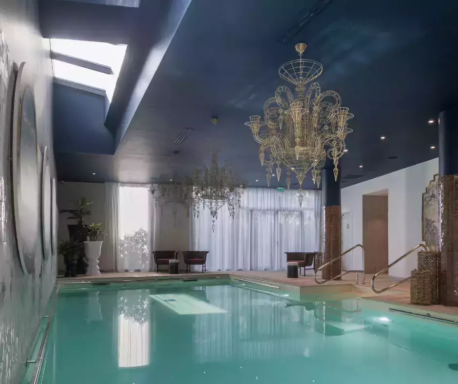 une piscine intérieure créée pour le bien-être des résidents d'une maison de retraite près de Paris.