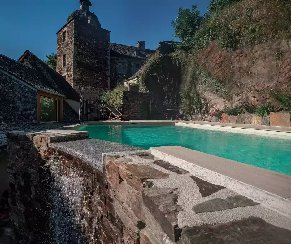 piscine à débordement construite dans la roche