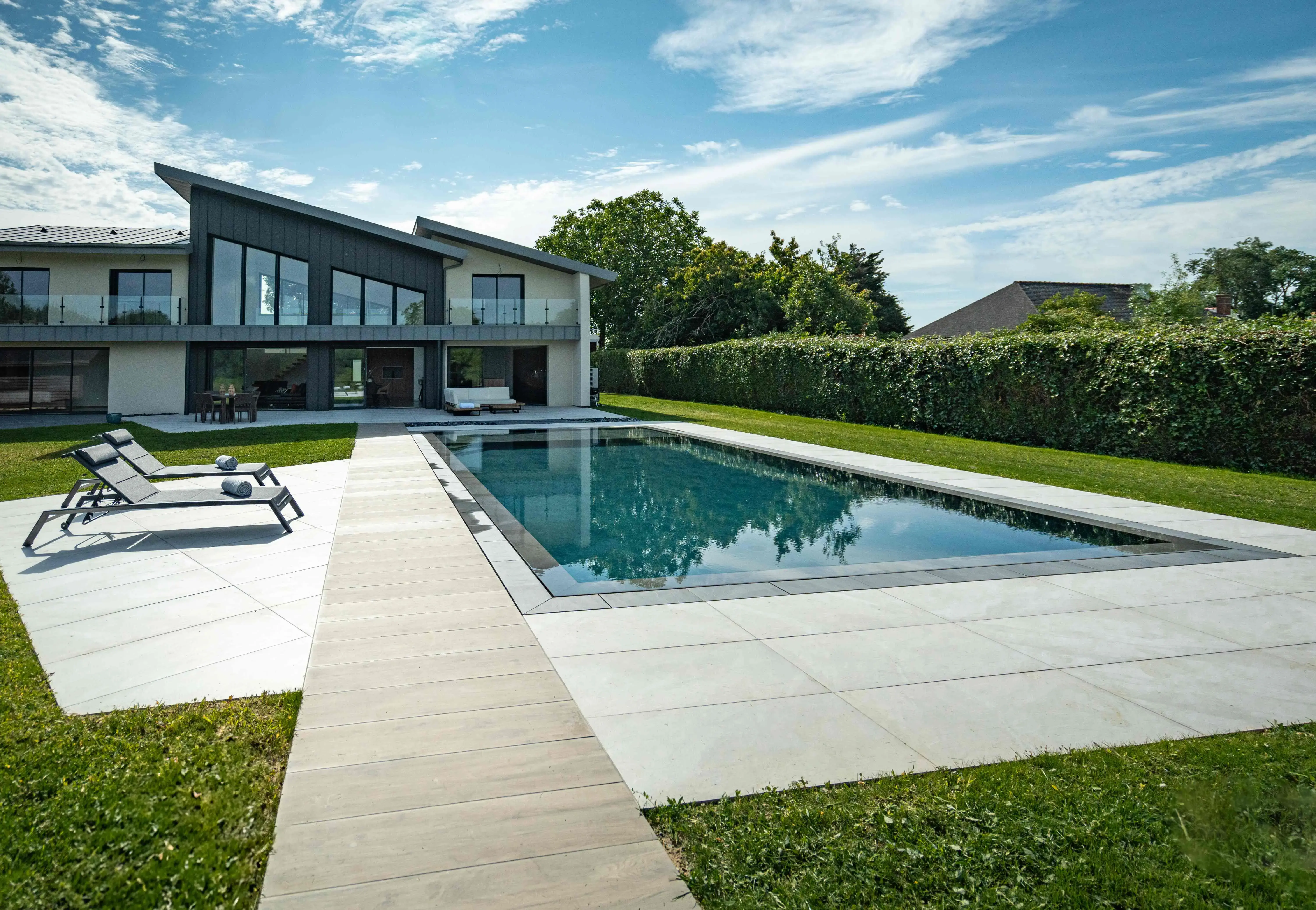 Piscine miroir & maison contemporaine Angers