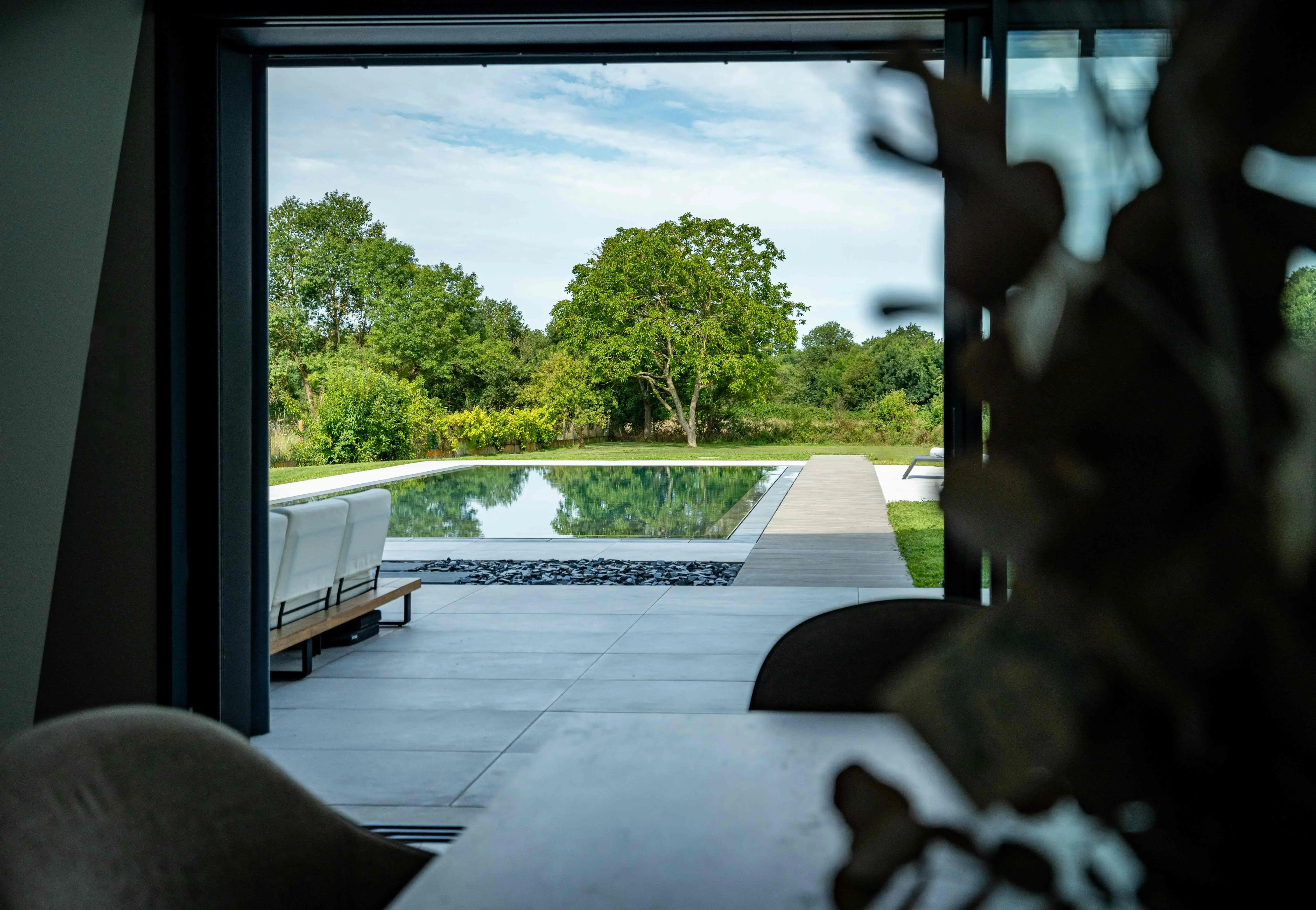 Piscine miroir & maison contemporaine Angers