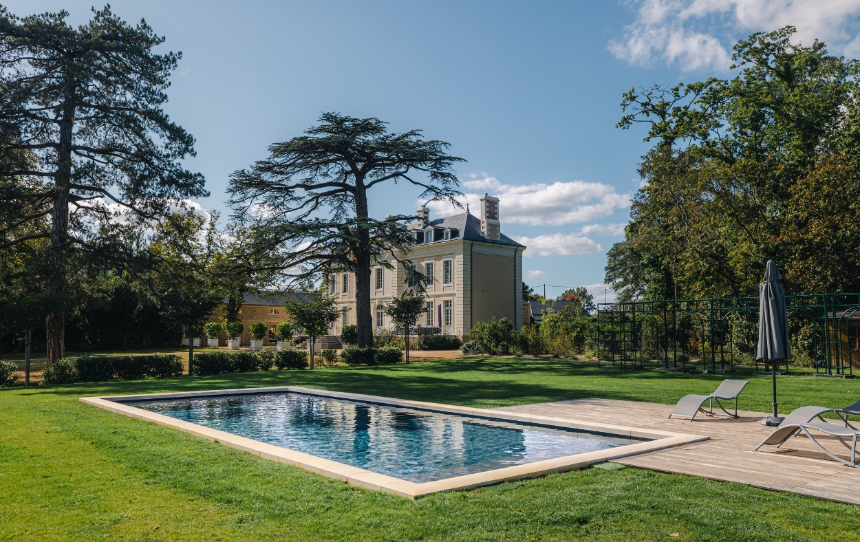 Chateau, Joyau de l'Histoire avec Jardin à la Française et Piscine
