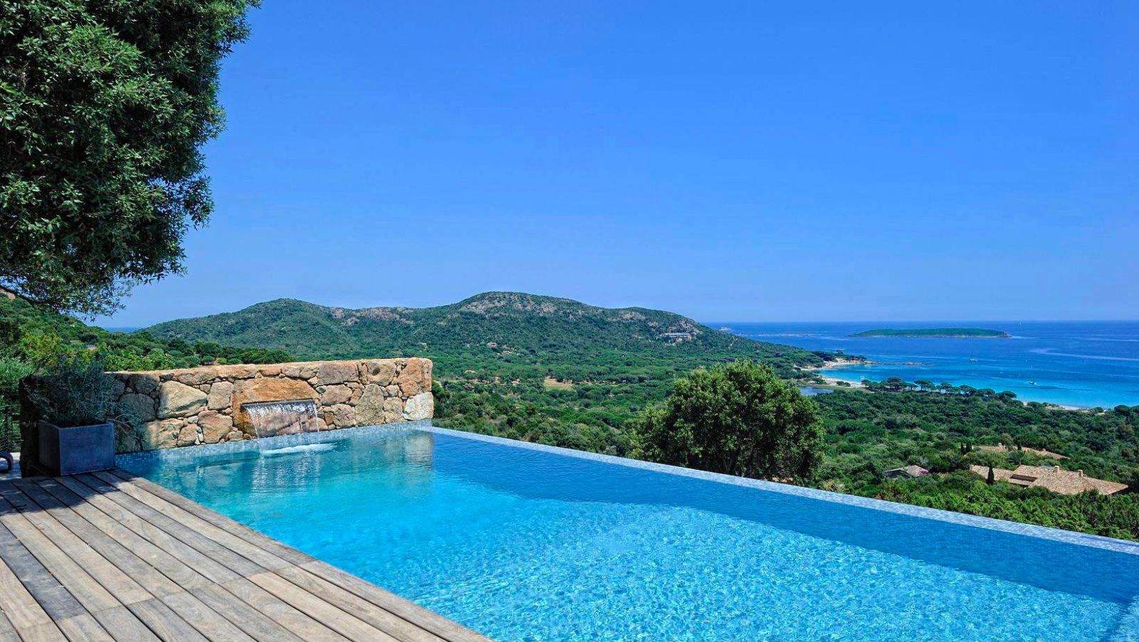 En Corse, une piscine qui déborde c'est plus qu'une piscine, c'est un spectacle naturel qui se marie avec la beauté de l'île.