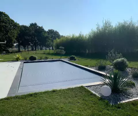 Couverture de piscine immergée - Piscine contemporaine - Piscines de France
