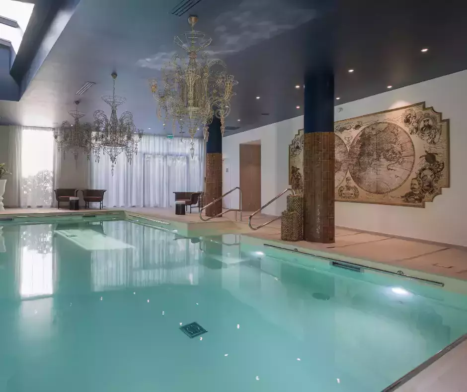 une piscine intérieure exceptionnelle située dans une maison de retraite en région parisienne.