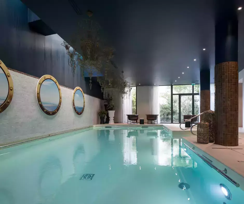 une piscine intérieure spécialement créée pour une maison de retraite près de Paris.