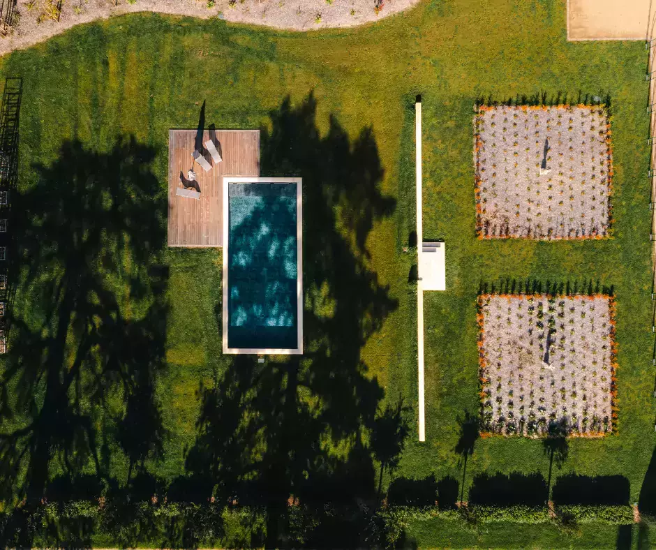 Projet d’une piscine-sur mesure réalisée dans les jardins à la française d’un château.