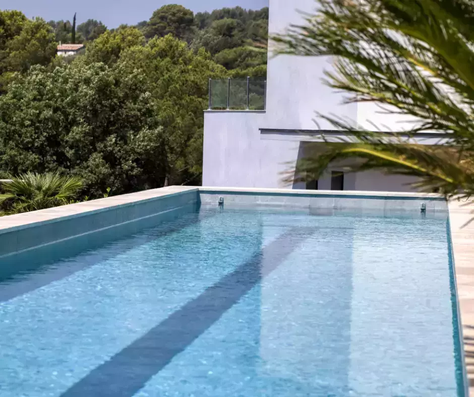 piscine couloir de nage, pensée en trois espaces distincts avec terrasse et végétation marine.
