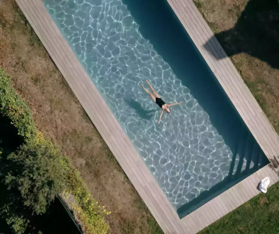 Une piscine rectangulaire aux dimensions 9 x 4 mètres, avec un escalier d’angle