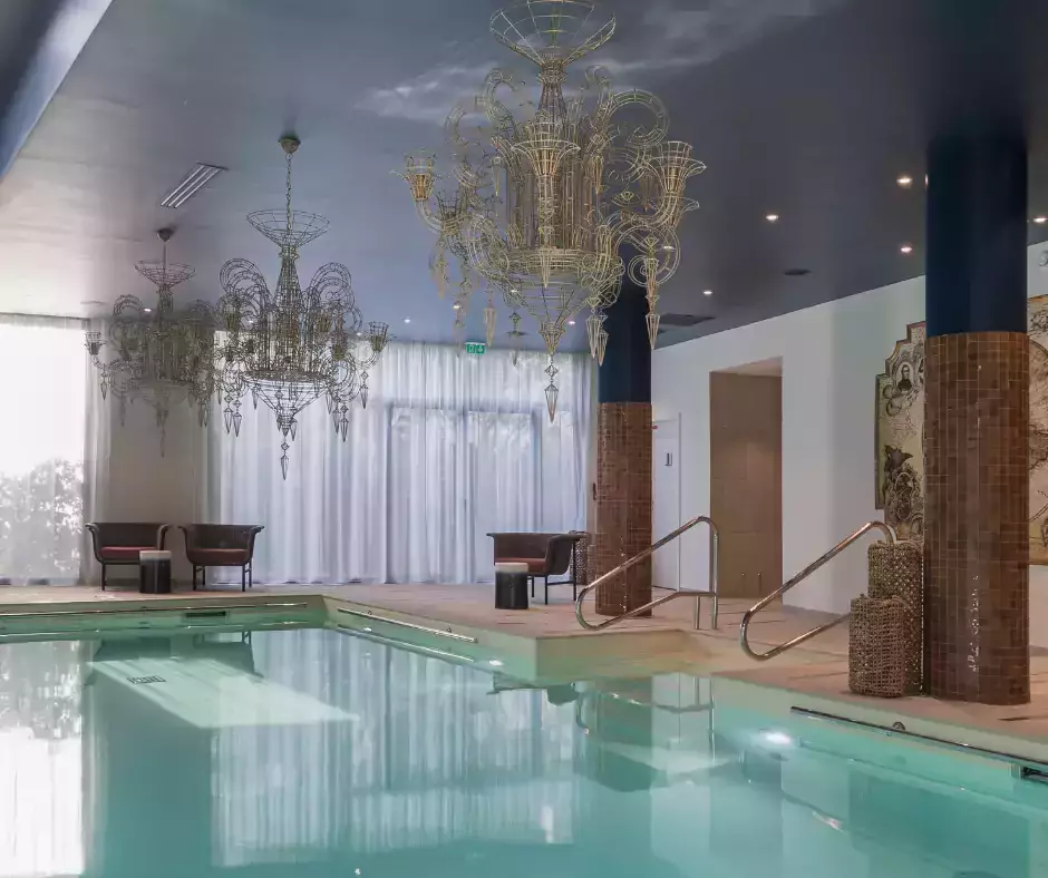 nouveau projet : une piscine intérieure conçue pour le bien-être des résidents d'une maison de retraite parisienne.