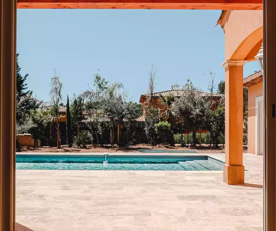 piscine avec une terrasse en travertin