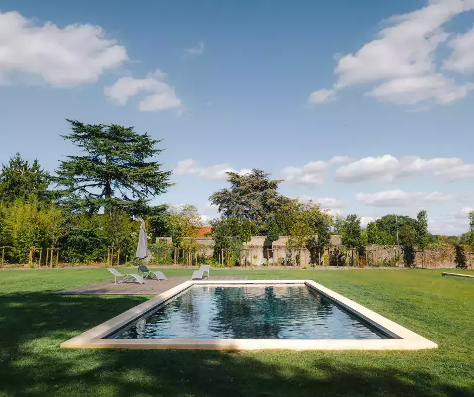 Projet d’une piscine-sur mesure réalisée dans les jardins à la française d’un château.Projet d’une piscine-sur mesure réalisée dans les jardins à la française d’un château.