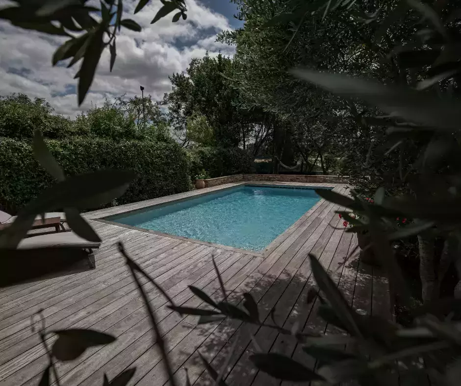 piscine terrasse bois et liner gris clair