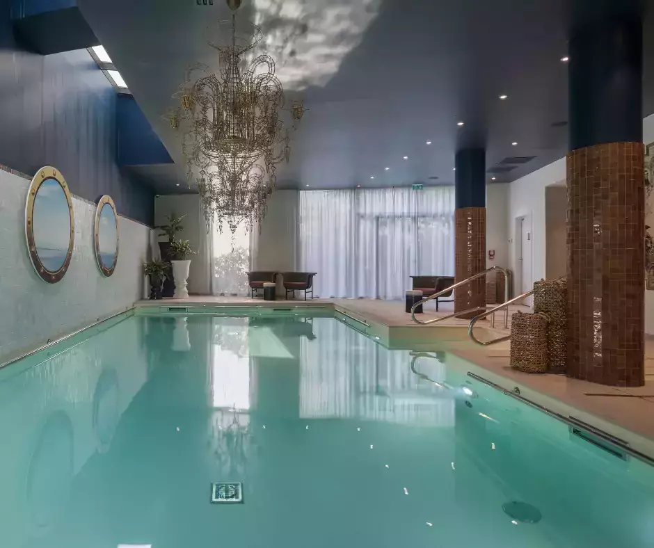 une splendide piscine intérieure intégrée dans une maison de retraite en région parisienne.