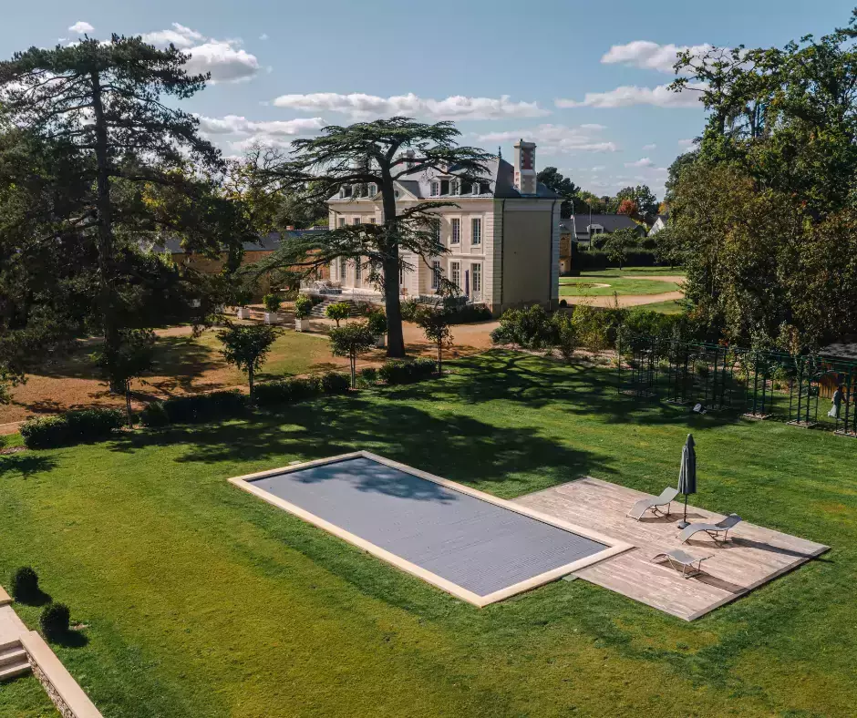 Projet d’une piscine-sur mesure réalisée dans les jardins à la française d’un château.Projet d’une piscine-sur mesure réalisée dans les jardins à la française d’un château.