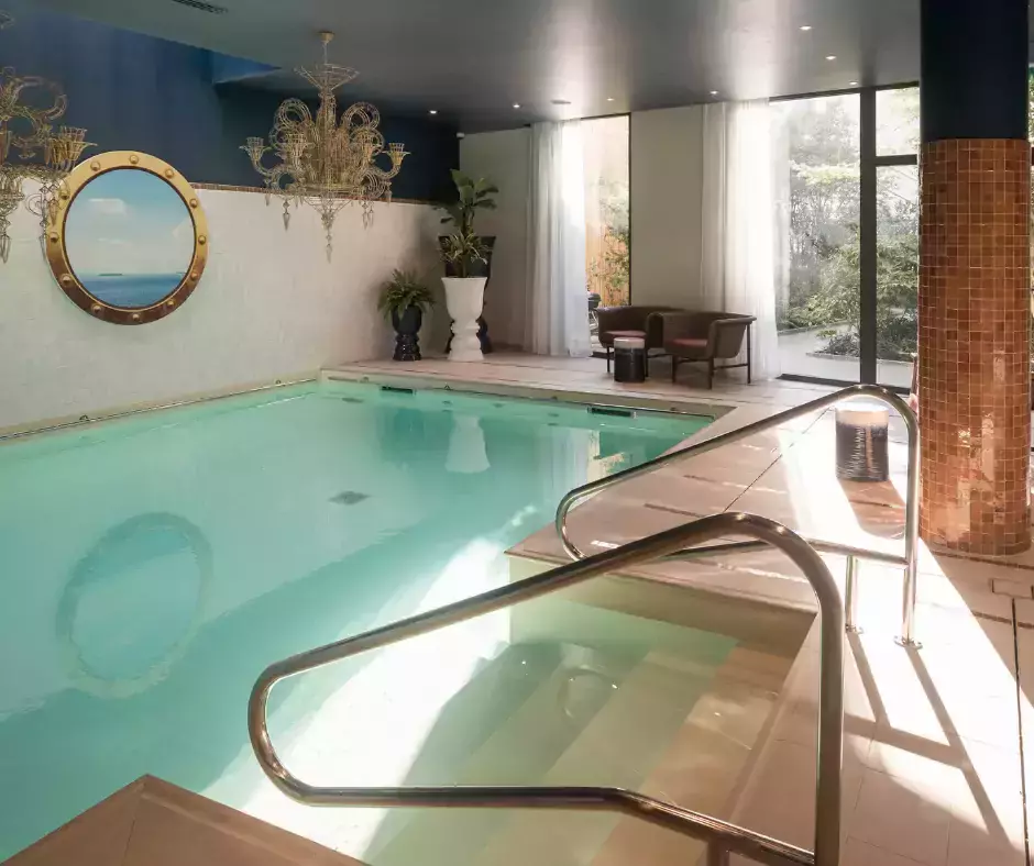une piscine intérieure qui apporte joie et détente aux résidents d'une maison de retraite près de Paris.