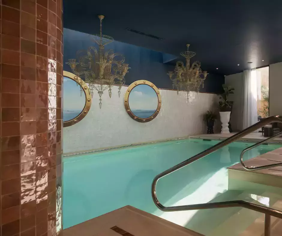 une piscine intérieure conçue pour le bien-être des habitants d'une maison de retraite dans la région parisienne.