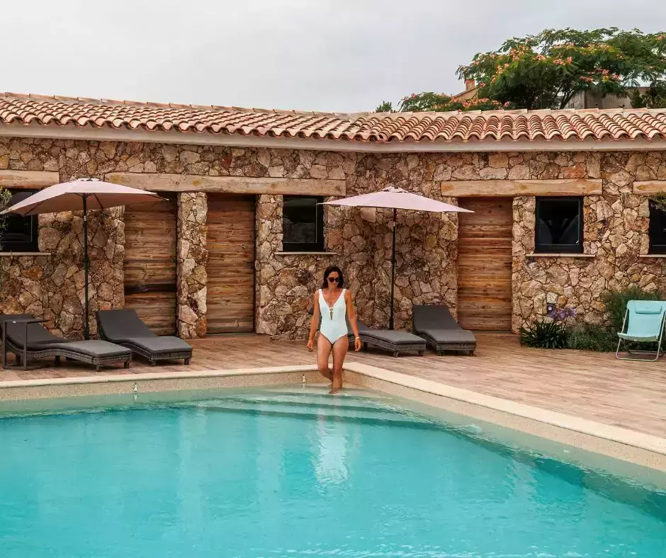 Expérimentez le luxe discret avec notre piscine à débordement flottant au-dessus du maquis corse, un ajout élégant à une villa contemporaine.