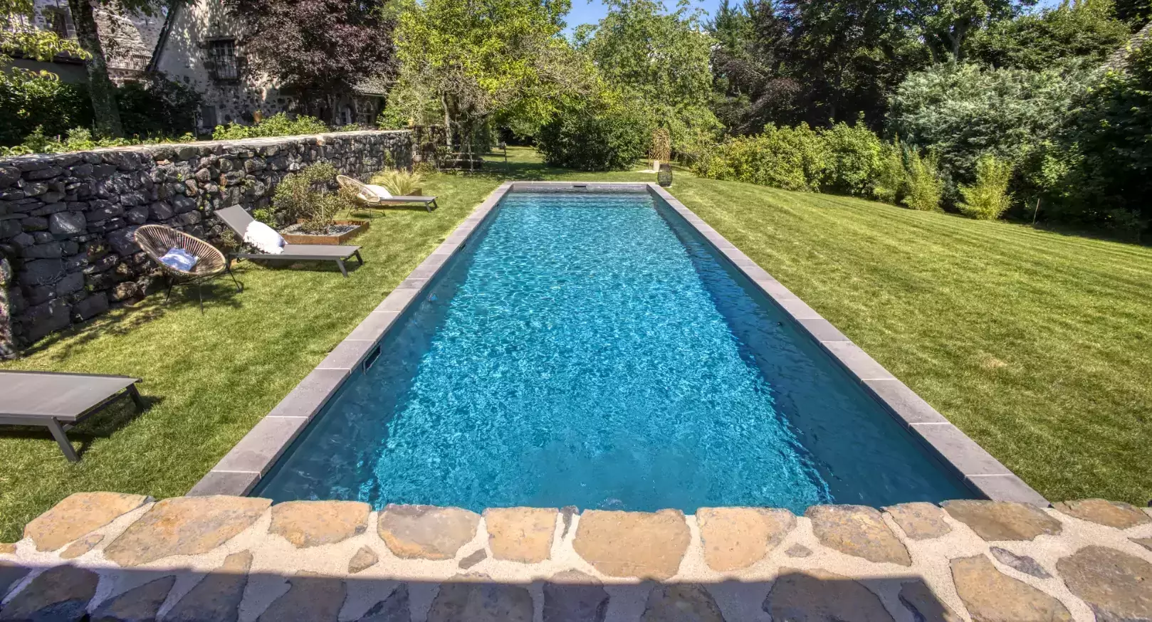 Installation d'une lane de natation dans le jardin d'un domicile, placé dans un des plus attrayants villages français.