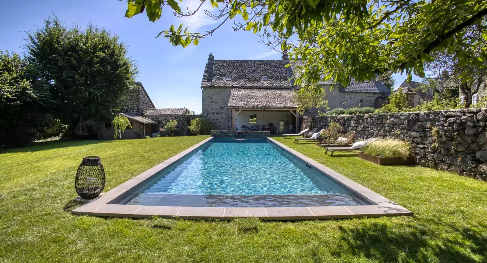 Édification d'une piste de natation dans le jardin d'un logis, au sein d'un des villages les plus charmants de France.