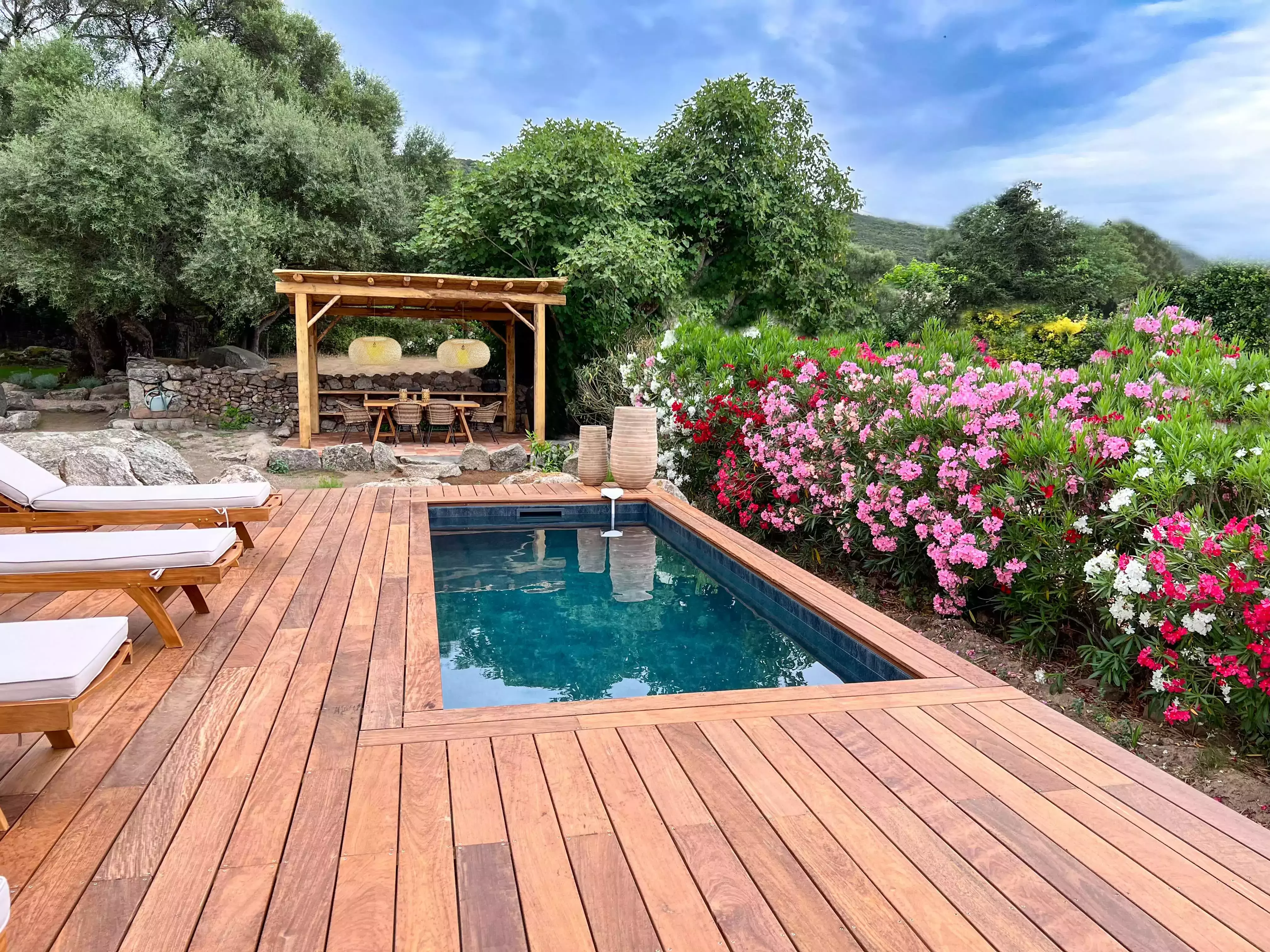 L'aménagement d'une piscine moderne au sein d'un jardin pittoresque d'une ancienne bergerie corse, une tâche confiée à nos spécialistes.