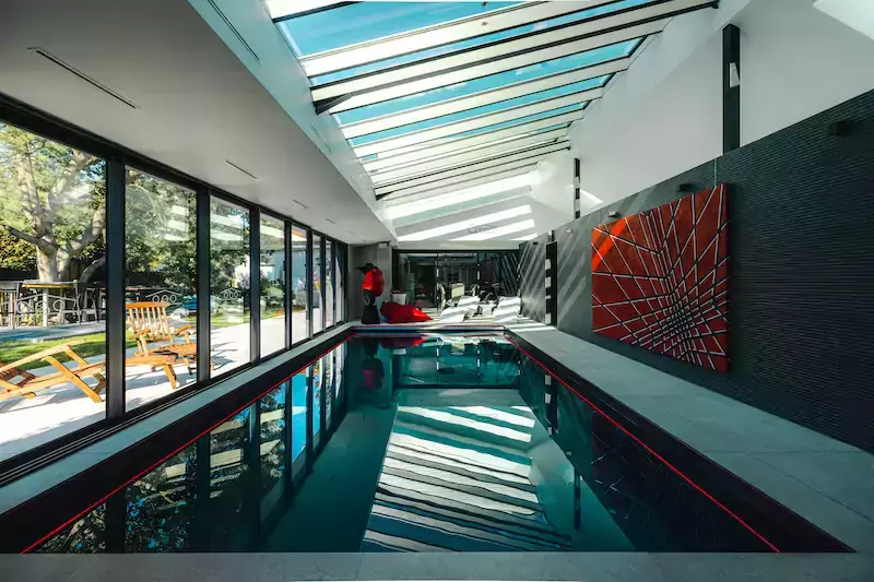 piscine intérieure contemporaine avec oeuvres d'art