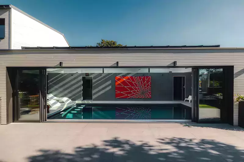 piscine intérieure contemporaine avec oeuvres d'art