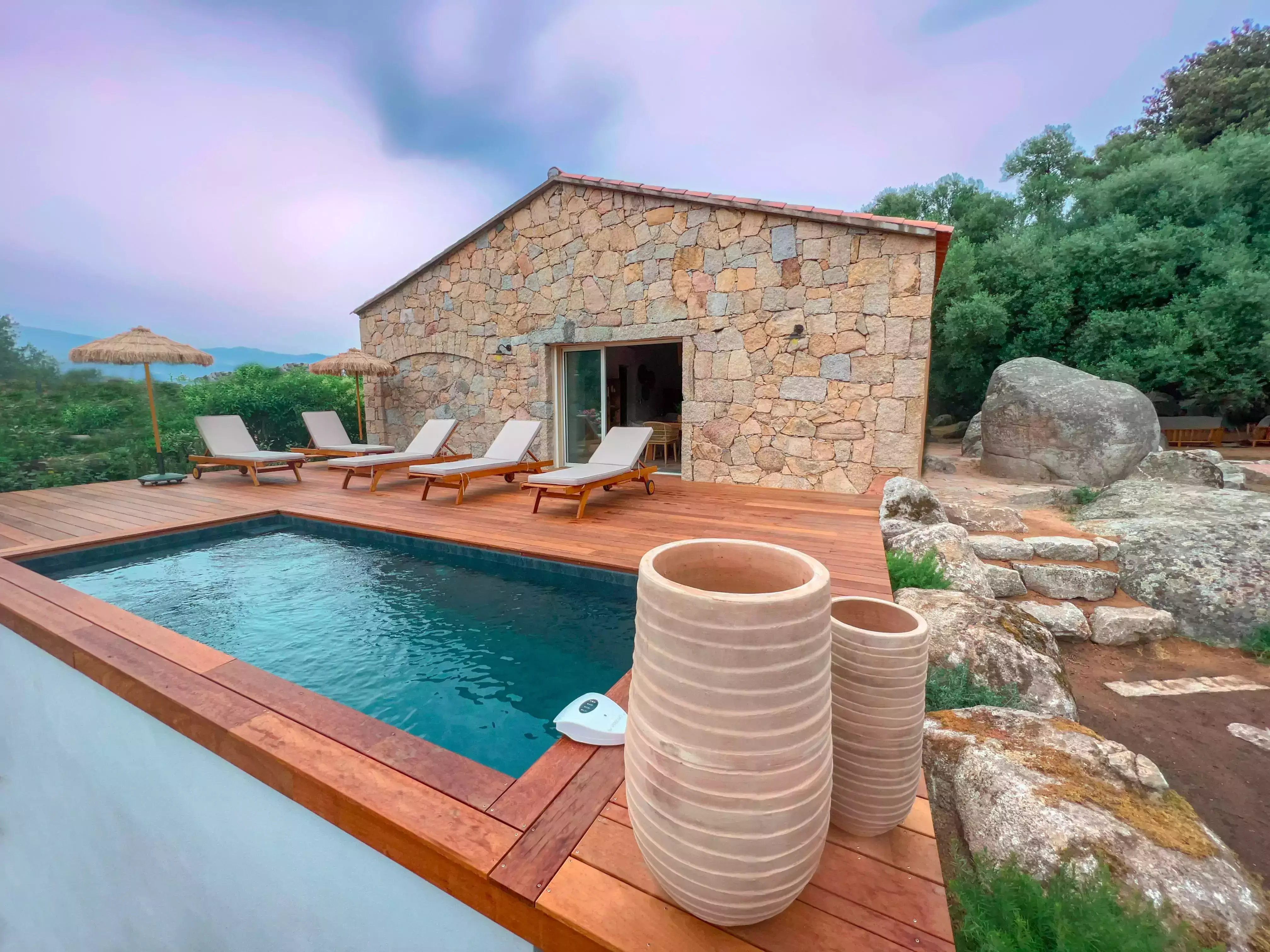 L'élaboration d'un bassin de natation, parfaitement intégré dans l'environnement bucolique d'une bergerie en Corse, par nos experts.