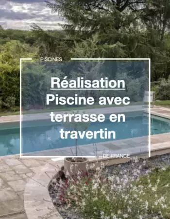miniature Une piscine d'un ton olive avec une terrasse en travertin une piscine d'un ton olive avec une terrasse en travertin.